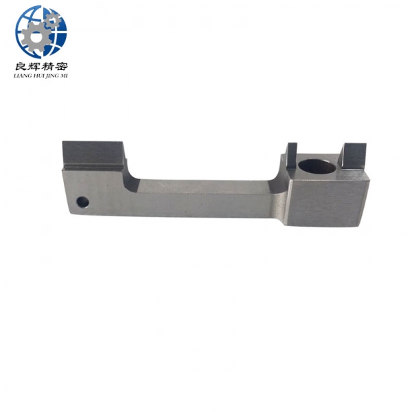 五金零件非標(biāo)定制1. Common equipment for Lianghui mechanical processing The commonly used equipment for Lianghui Mechanical Processing generally includes CNC milling machines, CNC grinders, CNC lathes, EDM machines, external cylindrical grinders, internal cylindri